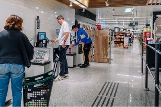 Prodavačka ze supermarketu: Poznáme, kdo u samoobslužné pokladny opravdu tápe, a kdo to jen hraje